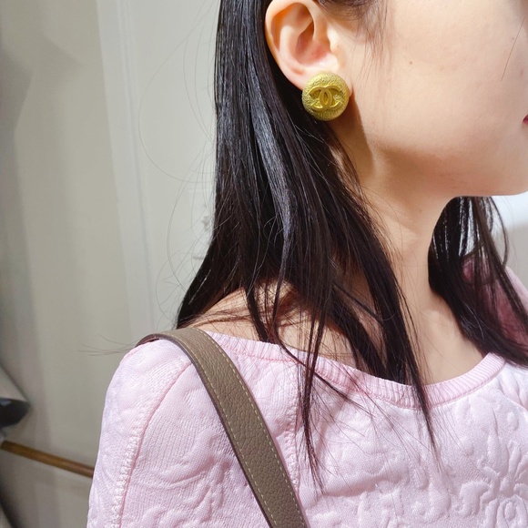 Chanel Vintage Double C Gold Earrings - Picture 4 of 11